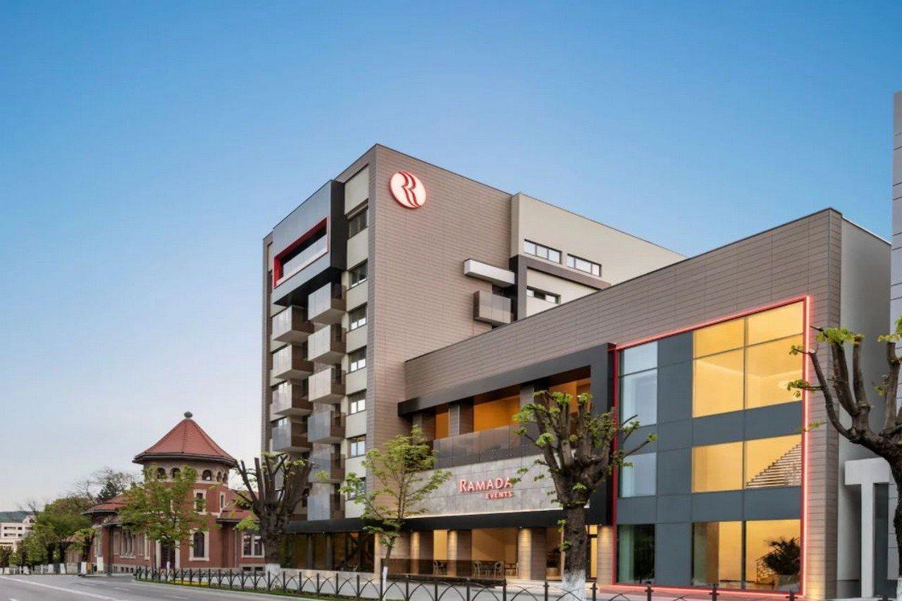 Ramada By Wyndham Ramnicu Valcea Hotel Exterior foto