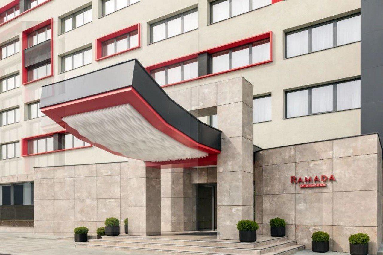 Ramada By Wyndham Ramnicu Valcea Hotel Exterior foto