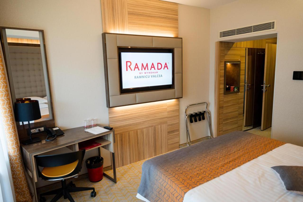 Ramada By Wyndham Ramnicu Valcea Hotel Exterior foto