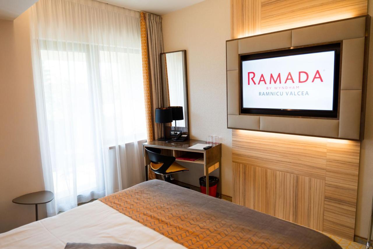 Ramada By Wyndham Ramnicu Valcea Hotel Exterior foto