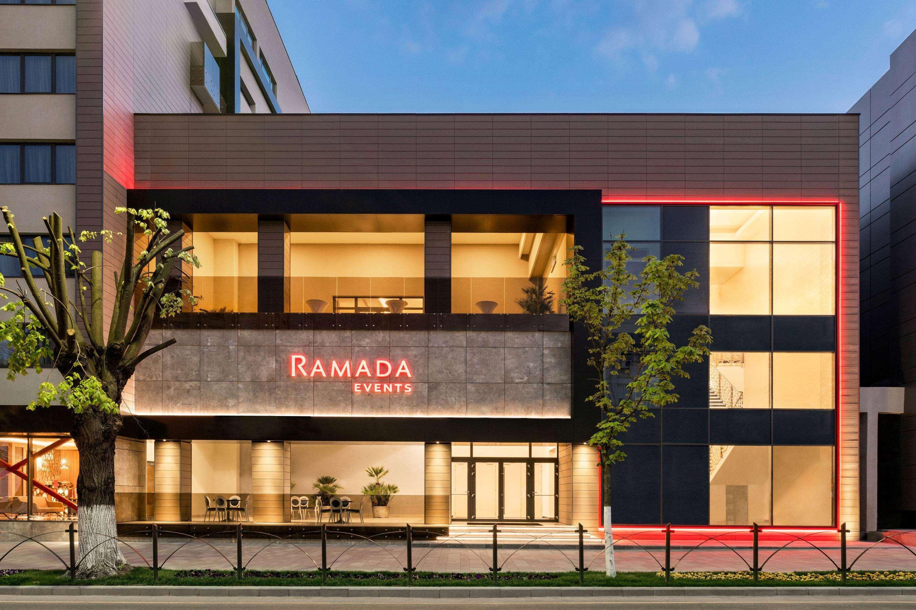 Ramada By Wyndham Ramnicu Valcea Hotel Exterior foto