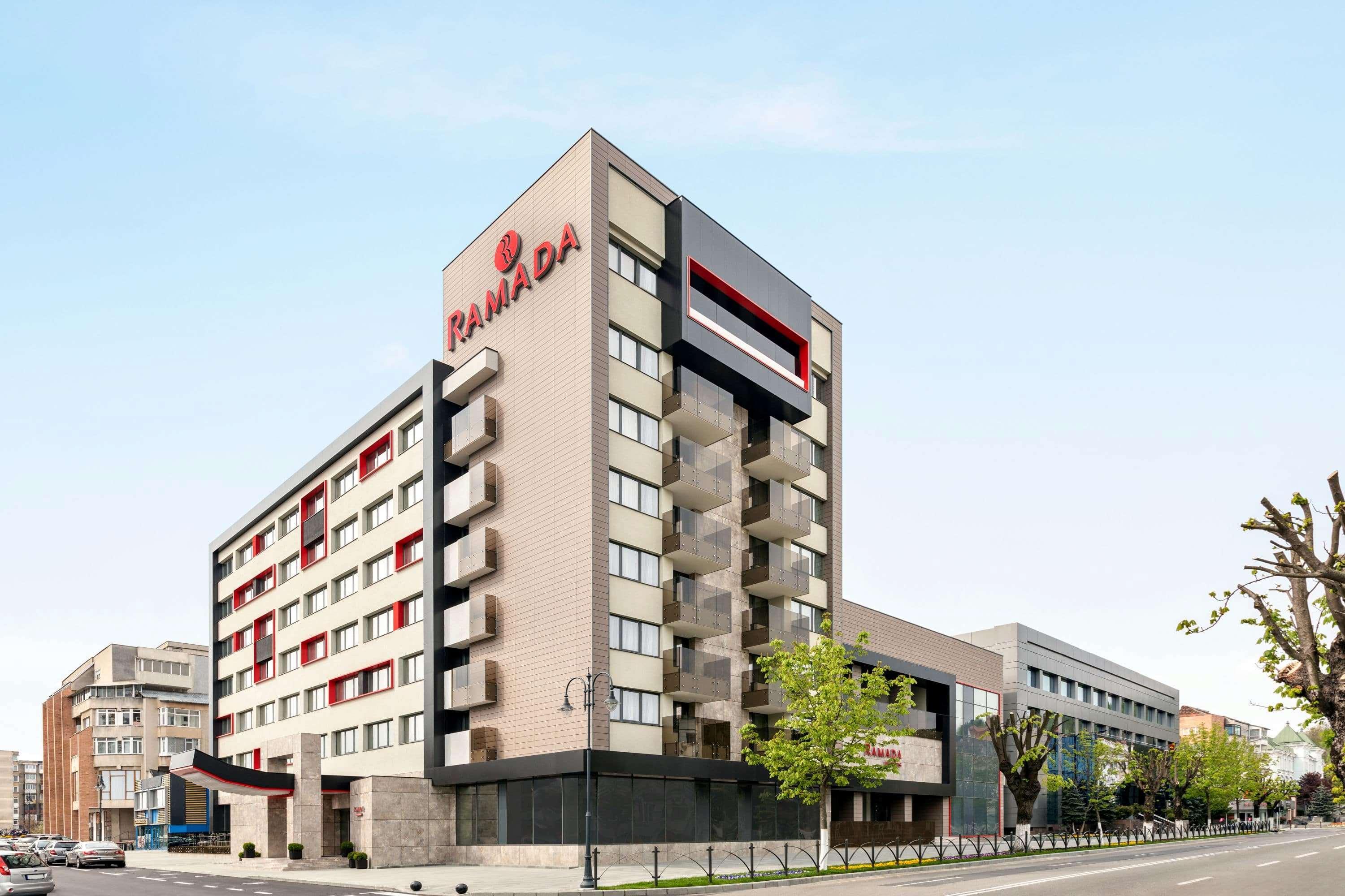 Ramada By Wyndham Ramnicu Valcea Hotel Exterior foto