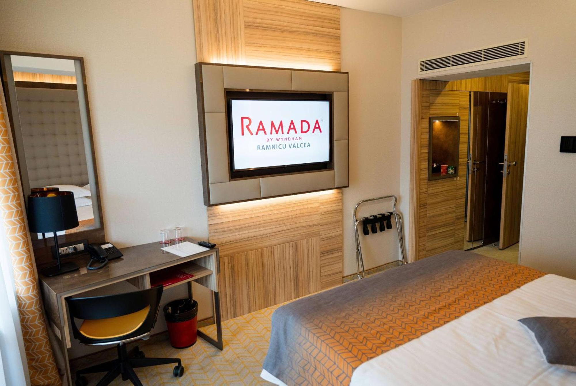 Ramada By Wyndham Ramnicu Valcea Hotel Exterior foto