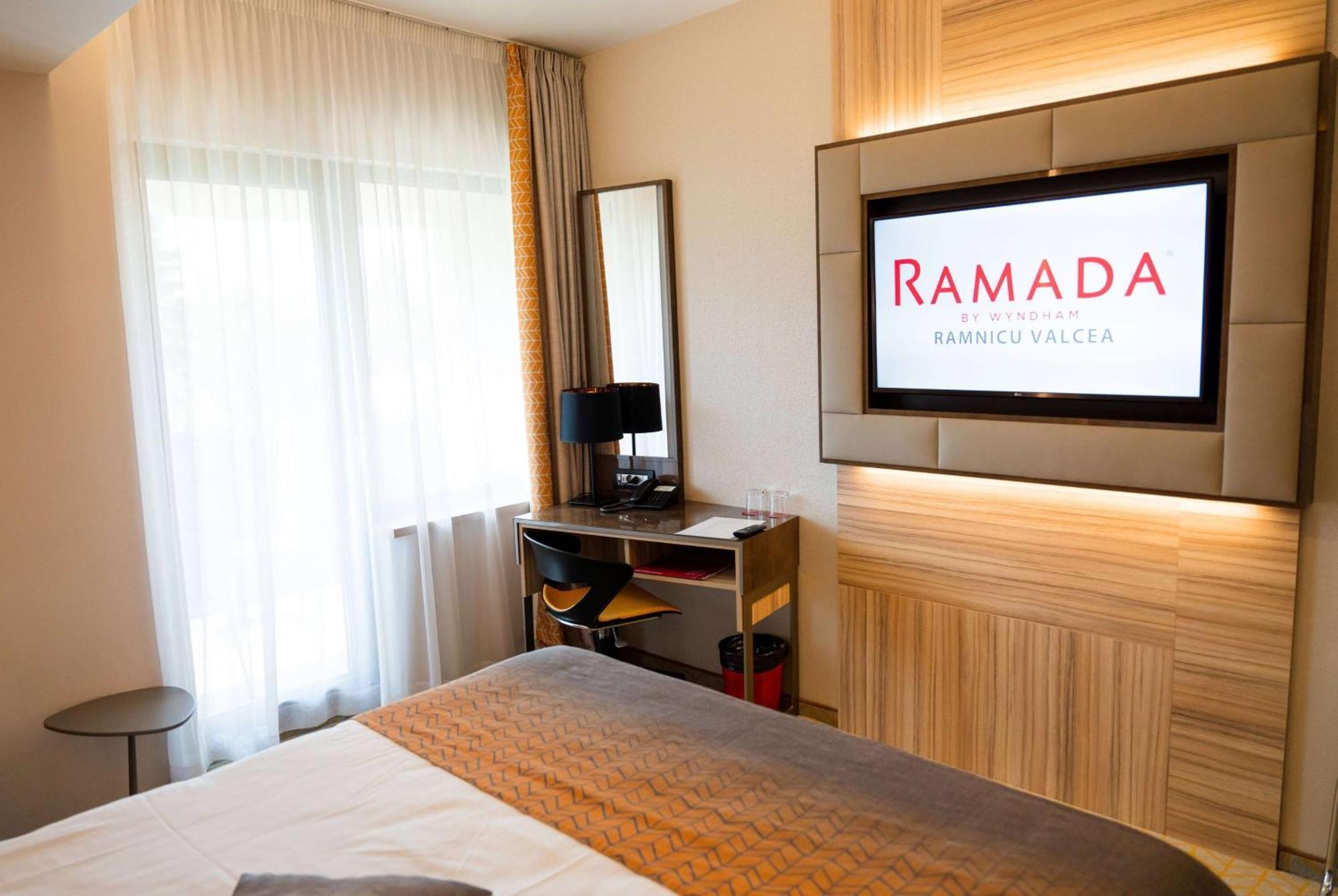 Ramada By Wyndham Ramnicu Valcea Hotel Exterior foto