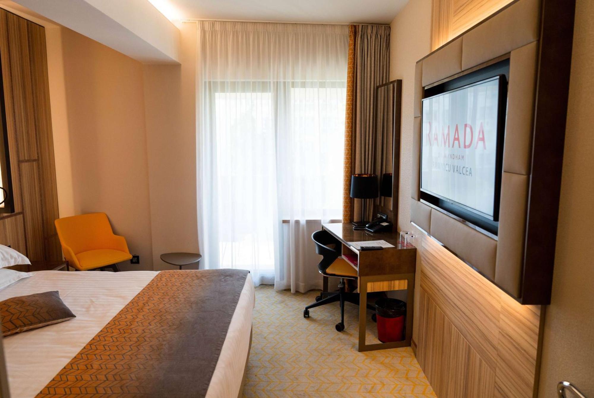 Ramada By Wyndham Ramnicu Valcea Hotel Exterior foto