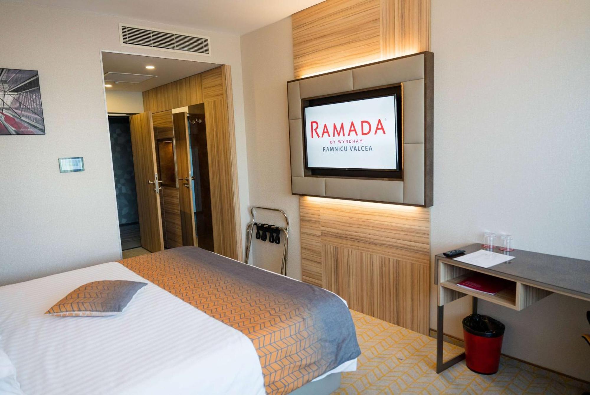 Ramada By Wyndham Ramnicu Valcea Hotel Exterior foto