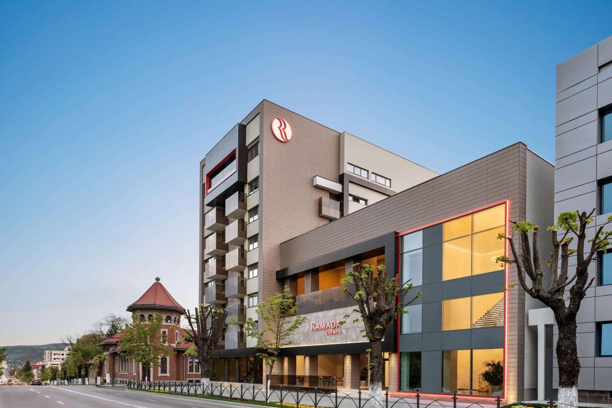 Ramada By Wyndham Ramnicu Valcea Hotel Exterior foto