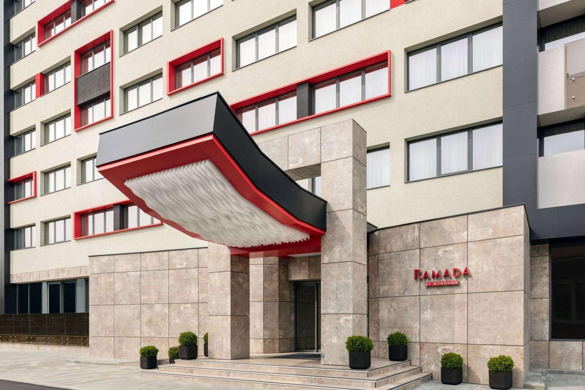 Ramada By Wyndham Ramnicu Valcea Hotel Exterior foto